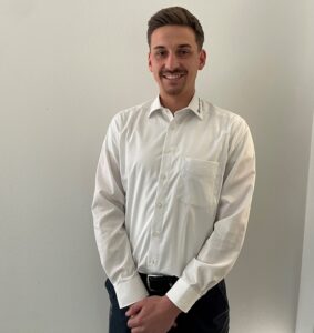 Colin Schmid Key-Account Manager Medizintechnik-Ansprechpartner Michelfelder GmbH Michelfelder Key Account Manager Medizintechnik Colin Schmid steht mit weißem Hemd vor weißem Hintergrund